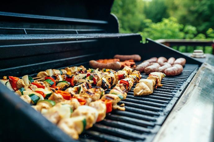 Rozemarijn toevoegen aan de barbecue