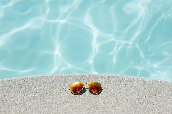 Image d'une paire de lunettes près de la piscune