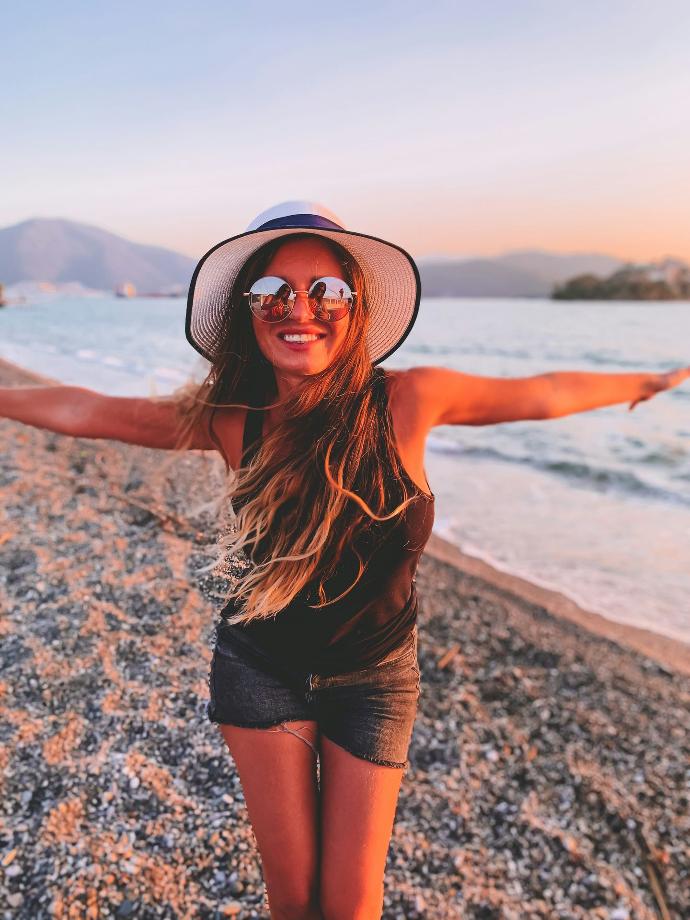 Image d'une femme à la plage