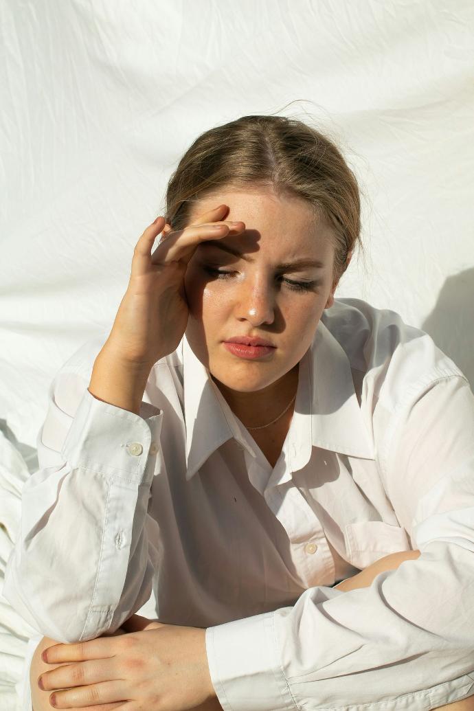 Image d'une femme ayant un teint bronzé
