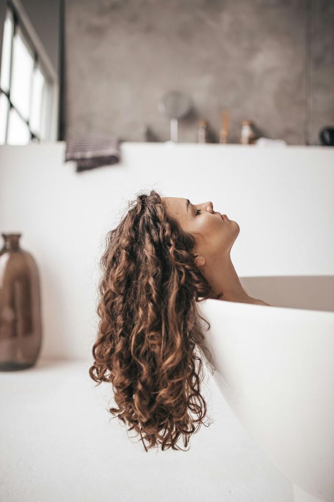 Image d'une femme avec des longs cheveux