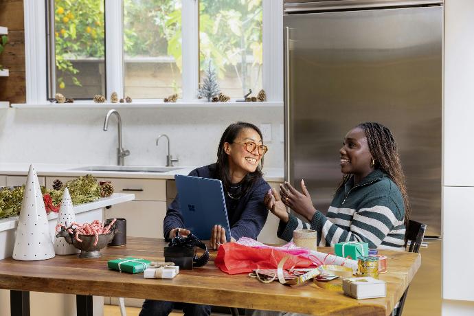 Image de femmes heureuses lors du travail