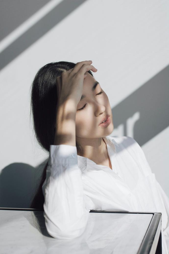 Image d'une femme assise