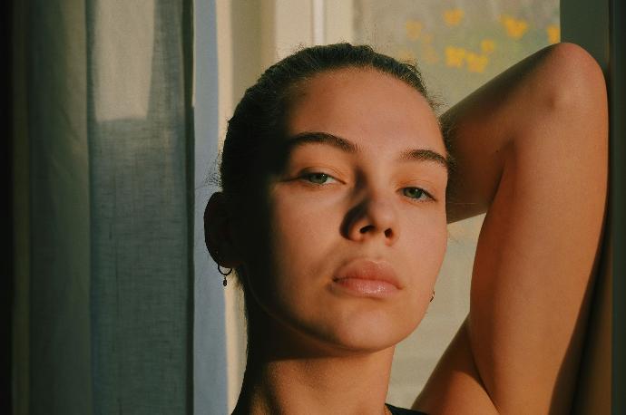 Image du visage d'une femme eclairé par les rayons de soleil