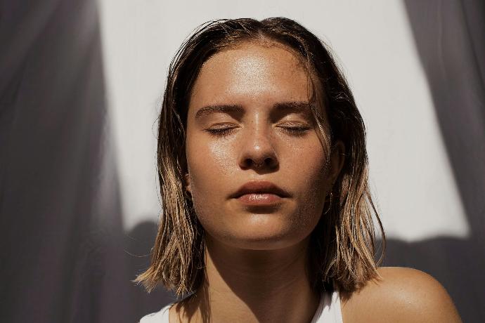 Image d'une femme aux cheveux courts