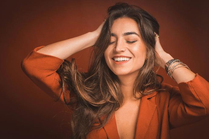 Image d'une femme aux cheveux bruns