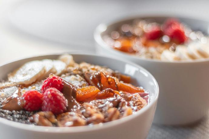 Image de dessert avec des graines de chia et banane.
