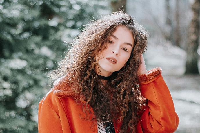 Image d'une fille ayant un teint rose