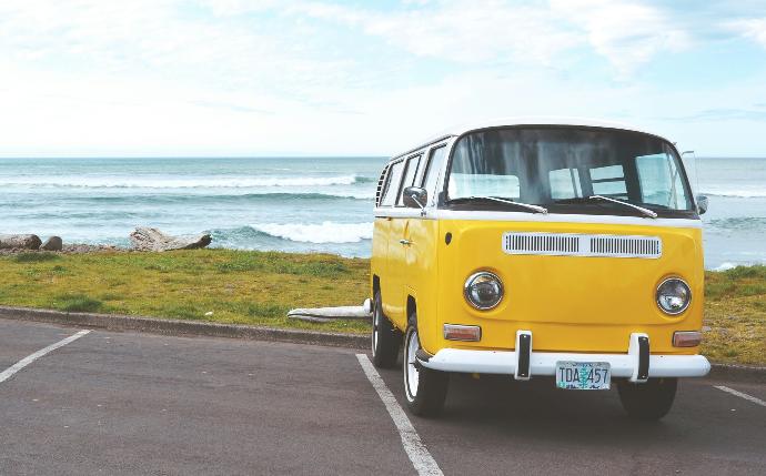 Image d'un bus jaune - style hyppie