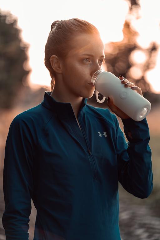 sportive qui s'hydrate