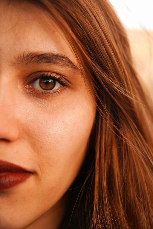moitié de visage femme brune avec des yeux marrons