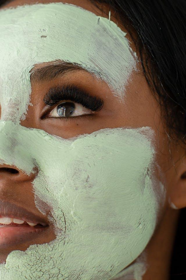 zwarte vrouw leegt close-up met groene klei marsque