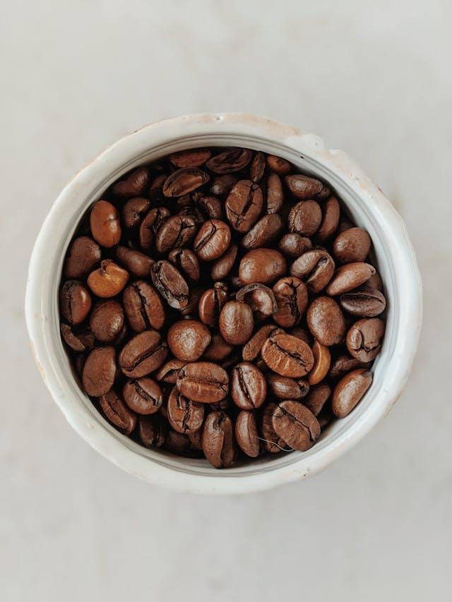 Kaffeebohnen in weißer Tasse