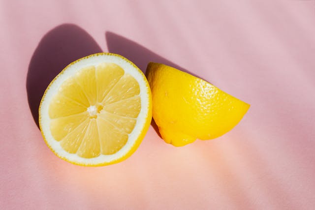 Citron coupé en deux sur fond rose