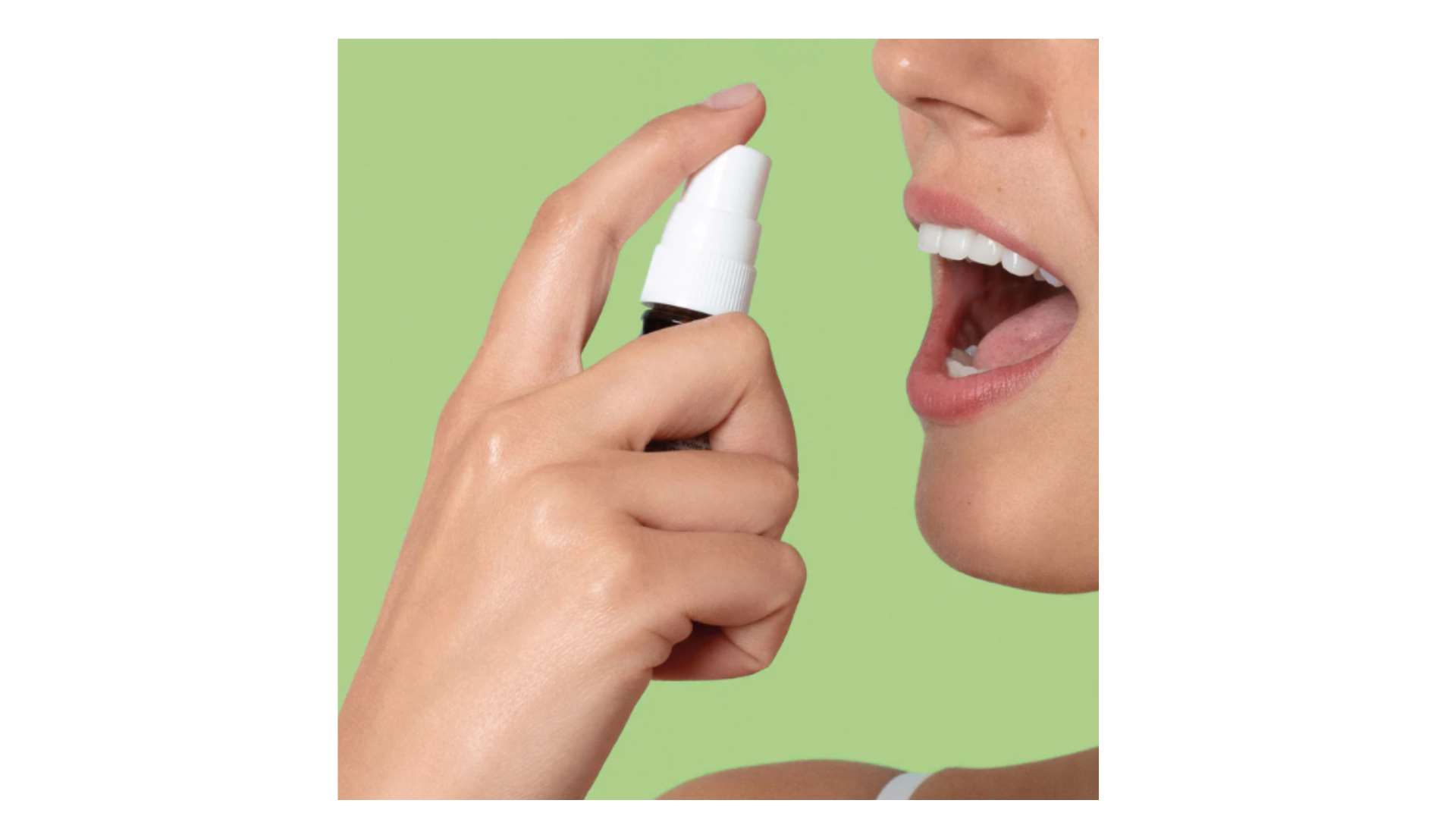 Visage femme de profil qui tient un spray dirigé vers sa bouche