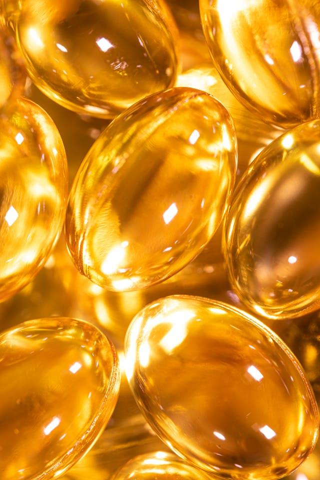 Capsules de compléments alimentaires jaunes orangées