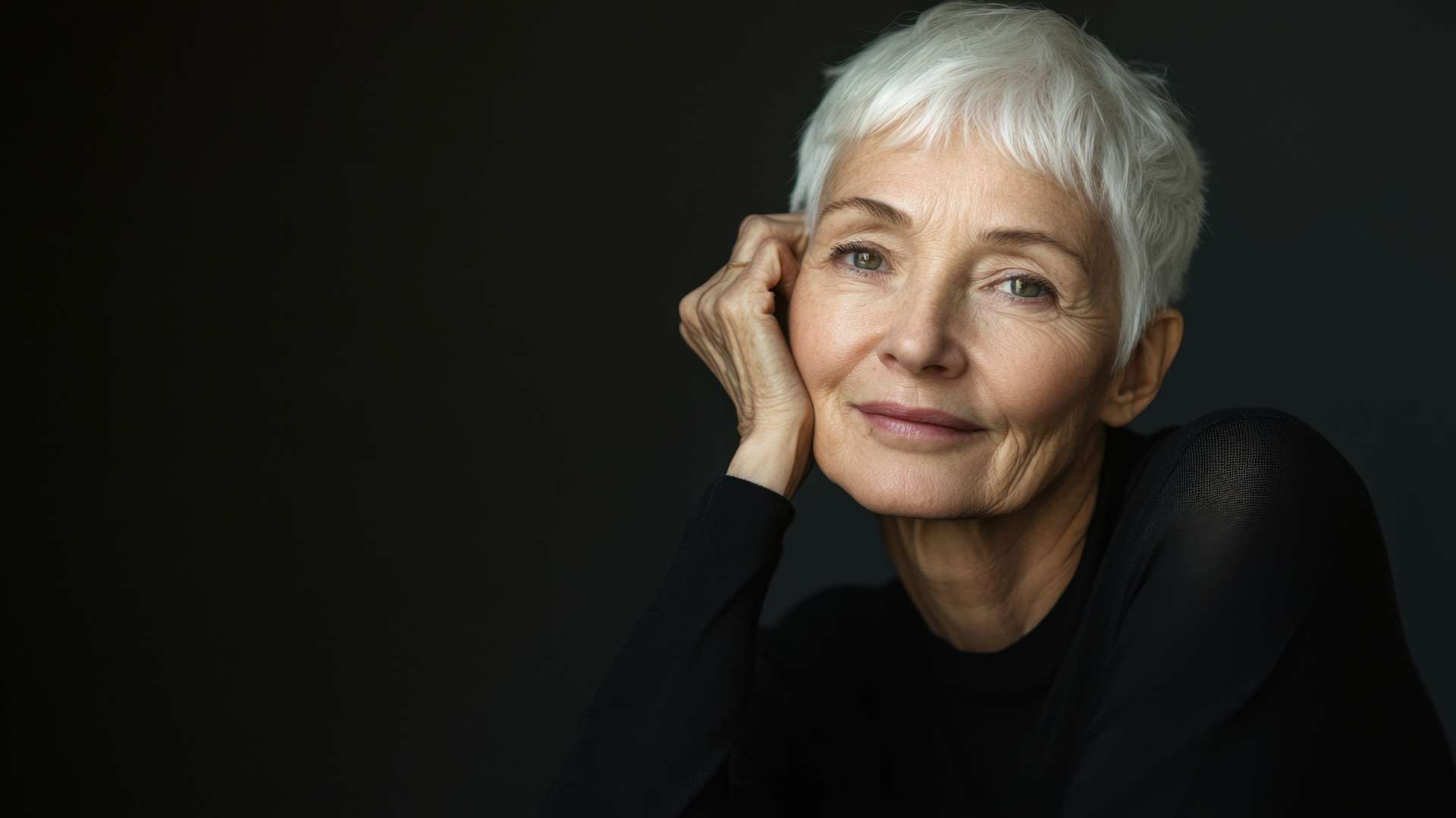 femme aux cheveux courts et blancs sur fond noir