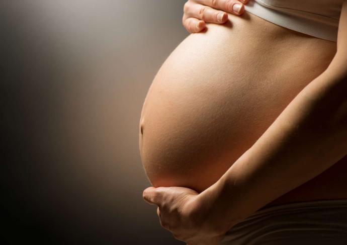 Ventre femme enceinte de profil