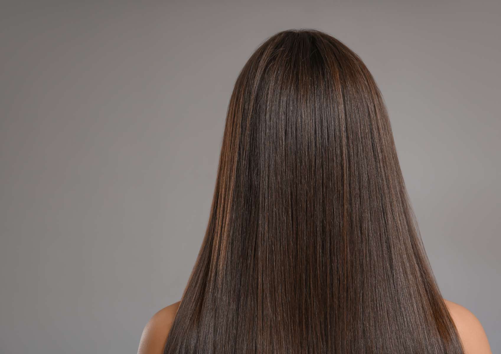 Cheveux longs marrons femme de dos