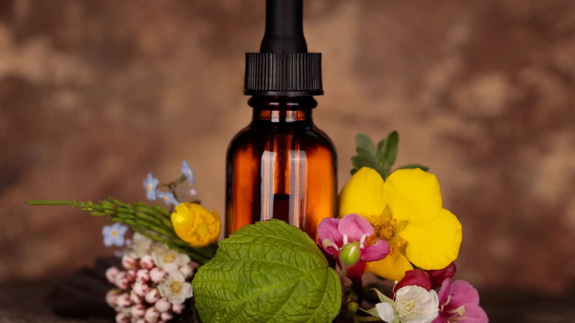 Flacon avec fleurs devant