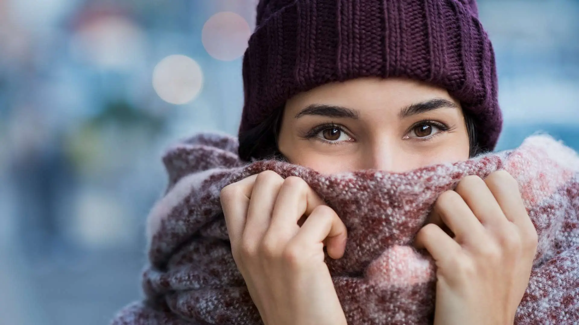 Femme avec bonnet prune et écharpe mouchetée prune et blanc