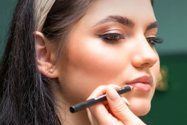 crayon contour levres